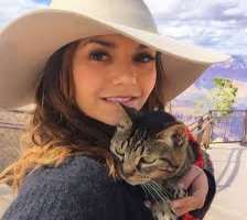 She is a cat lover and refers herself as a cat woman. She has a cat named Miss Linx along with a dog She is a cat lover and refers herself as a cat woman. She has a cat named Miss Linx along with a dog.